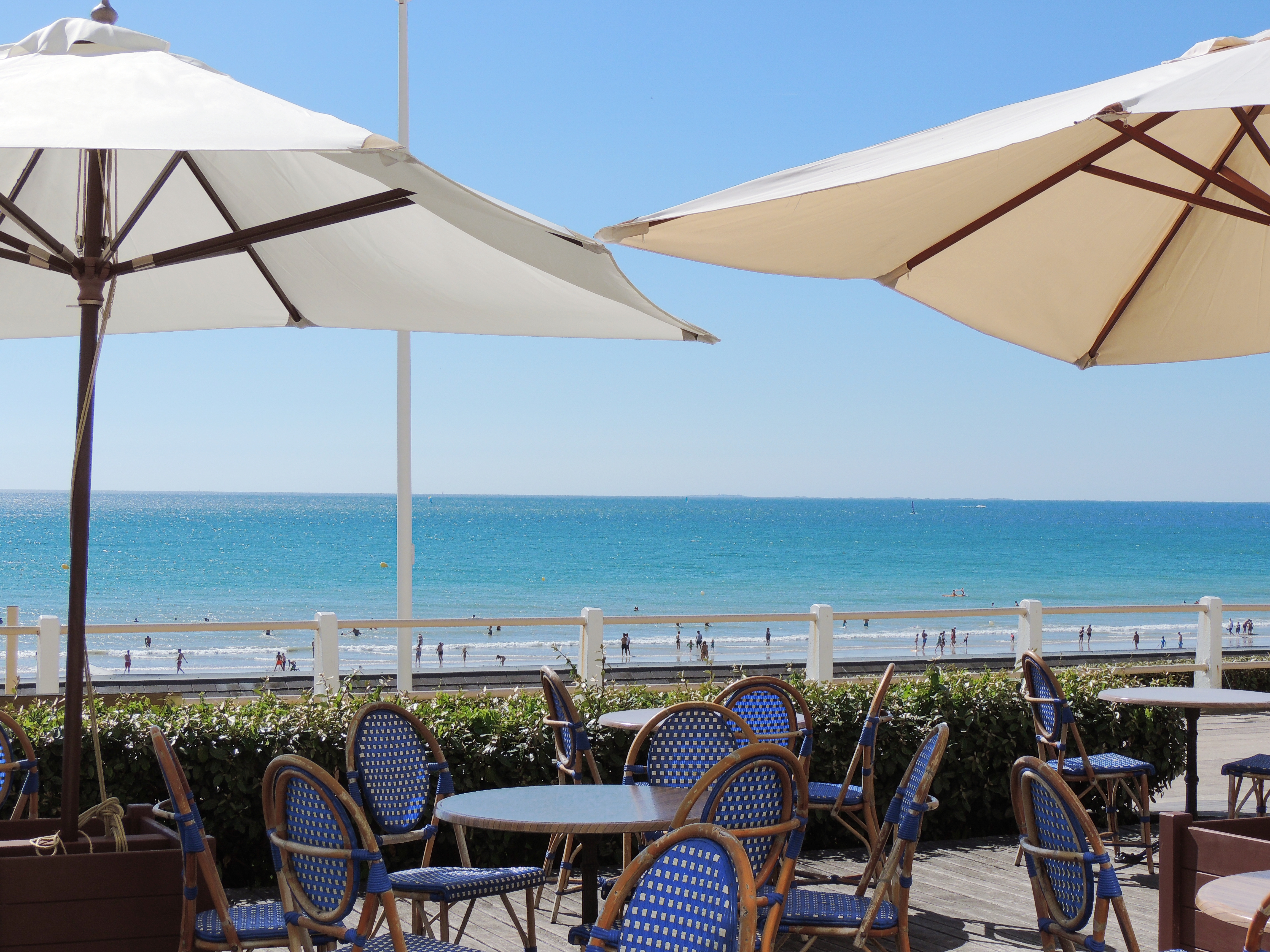 bar_restaurant_lapromenade_jullouville_terrasse_vue_mer_normandie